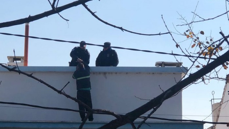 Asaltó a un turista a la salida de un hotel y fue atrapado en el techo de un vecino